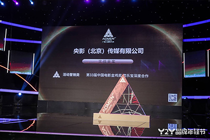 他的巨大挺进她的柔软深处